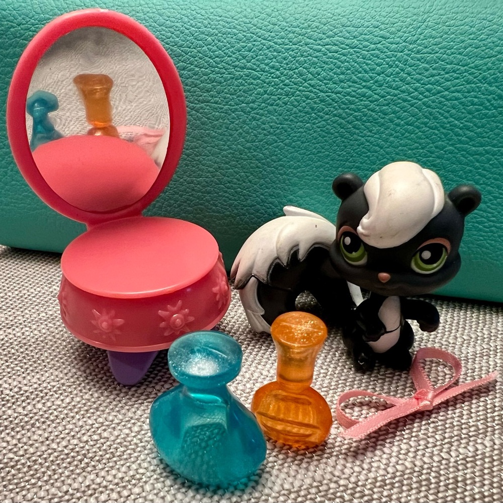 Littlest Pet Shop #253 2005 AUTHENTIC Skunk + accessories Green Eyes Pink Magnet